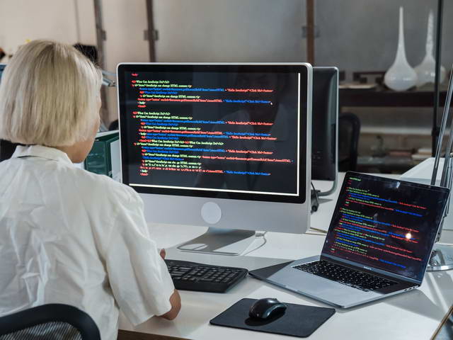 computerprogrammer Woman coding